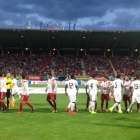 Los dos equipos se saludan en el Reino de León antes de comenzar el partido