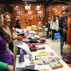 Mayores y pequeños, atraídos por la oferta del trueque del León Alternativo.