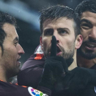 Piqué, entre Busquets y Suárez, pide silencio en Cornellà tras anotar el 1-1.