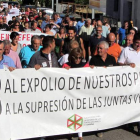 Los vecinos portaron una pancarta con el lema ‘No al expolio de nuestros pueblos’.