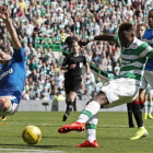 Moussa Dembele, del Celtic, dispara a gol durante el derbi de Glasgow contra el Rangers.