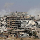 Columnas de humo desde edificios durante bombardeos del régimen para retomar el control del distrito de Leramun, en manos de los rebeldes, en el noroeste de Alepo, el 26 de julio.