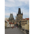 Vista del puente de Carlos, que atraviesa el río Moldava, es uno de los emblemas de Praga y el viaducto más viejo de la ciudad.