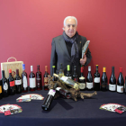 Pablo San José Recio, presidente de la denominación de origen, ante un muestrario de vinos de prieto picudo y albarín.
