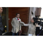 Luis Enrique Valdeón y Fermín Guerrero, a su llegada al Colegio de Abogados. RAMIRO