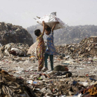 Dos niños trabajan en uno de los basureros de Calcuta. RAJAT GUPTA