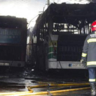 El incendio se originó en la nave donde estaban los autobuses urbanos.