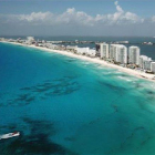 Fotografía aérea que muestra una vista general de la zona de playas del balneario de Cancún, en el estado de Quintana Roo (México).