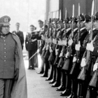 El dictador Augusto Pinochet pasa revista a las tropas, en Santiago de Chile.