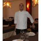 Juan Antonio, el cocinero de Casa Cazurra, en el comedor de lo que era el viejo Vivaldi.