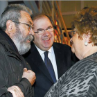 Cándido Méndez y Juan Vicente Herrera conversan con Pilar Rey, viuda de Fermín Carnero, durante el homenaje que se tributó al histórico sindicalista en Valderas.