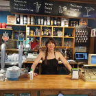 Elly Otten, nació en Rotterdam y ahora vive en Trabadelo, donde abrió el bar-cafetería "El Puente Peregrino".