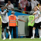 Kross, felicitado por un compañero, fue el autor del agónico triunfo de Alemania frente a Suecia. MOREIRA