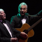 Dos miembros de Les Luthiers en su última actuación en Barcelona, el año pasado.