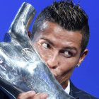 Cristiano Ronaldo besa el trofeo que le acredita como el mejor jugador de la Uefa. SEBASTIEN NOGIER