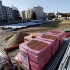El solar, con las obras paralizadas, está ubicado en las inmediaciones de Carrefour