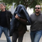 Joaquim Benítez entra en la Ciutat de la Justícia de BCN custodiado por dos mossos.