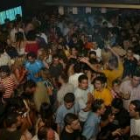 Los jóvenes de la ciudad abarrotan los pubs durante la noche, como puede verse en la imagen