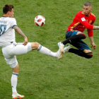 El capitán de la selección Sergio Ramos lucha por el balón con el delantero ruso Smolov durante el partido de octavos de final ante la anfitriona, que eliminó a La Roja. LAVANDEIRA JR