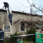 Bomberos apagan el incendio de una casa en Maragatería
