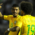 Paulinho celebra un gol contra Uruguay el pasado mes de marzo con su compañero en la selección brasileña Willian.