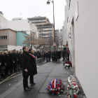 Macron y la alcaldesa de París, Hidalgo, junto a la sede de ‘Charlie Hebdo’. CHRISTOPHE ENA