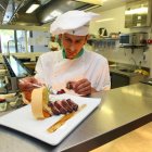 El jefe de cocina del Parador de Villafranca, Francisco Piñeiro, con una de sus creaciones.