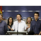 Pablo Iglesias comparece ayer en el Congreso con otros dirigentes de Podemos tras ver al Rey para proponer una coalición de gobierno de izquierdas presidida por Sánchez.