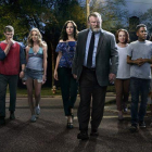 Imagen promocional de la serie Mr Mercedes, con el actot protagonista, Brendan Gleeson, en el centro.