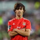 Joao Félix, con la camiseta del Benfica, donde jugó la última campaña. FERNANDO VELUDO