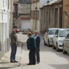 Vecinos de Atzeneta comentan el suceso.