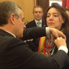 El alcalde impuso ayer la insignia a Álvarez Manso.