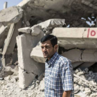 Abdullah Kurdi, el padre de Aylan Kurdi, ante las casas derruidas de sus vecinos, en Kobani.
