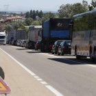Una de las retenciones ocasionadas ayer por la obras en la N-120, en San Miguel. JESÚS F. SALVADORES