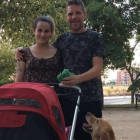 La familia Javierre Hernández, junto a su hijo Lobo.