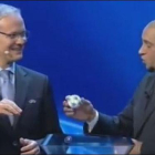 Este es el polémico momento en el que Roberto Carlos extrae y devuelve una de las bolas en el sorteo de la Champions.