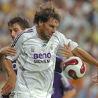 Van Nistelroy, en la imagen peleando con Pareja, fue el autor de los dos goles del equipo blanco