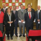 El nuevo comité ejecutivo de la Cámara, junto a un representante de la Junta y el secretario.
