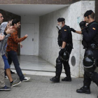 La policía nacional trata de evitar la votación del referéndum unilateral en Sant Andreu de la Barca.