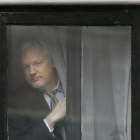 El australiano Julian Assange, desde el interior de la sede de la embajada de Ecuador en Londres. /