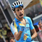 Fabio Aru celebra su victoria en la meta de Plan di Montecampione.