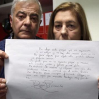 Los padres de Diego González, Manuel y Carmen, muestran una copia de parte de la carta de despedida de su hijo.