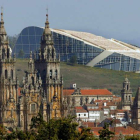 La catedral de Santiago de Compostela en primer plano y, al fondo, la Ciudad de la Cultura.