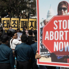 Varias personas protestan contra la ley del aborto frente al Tribunal Constitucional en Seúl Corea del Sur  antes del anuncio de su veredicto.