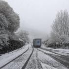 Una de las carreteras de la provincia afectadas por el temporal de nieve. JESÚS F. SALVADORES