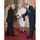 Isabel II y su marido reciben a los emperadores de Japón.