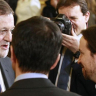 Pablo Iglesias conversa con Mariano Rajoy en el Congreso el 6-D de 2015.