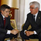 El responsable de los socialistas leoneses, Francisco Fernández, y el rector, José Ángel Hermida, en