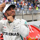 Hamilton celebra la pole conseguida en Brasil