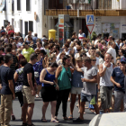 Asistentes al minuto de silencio en Vélez Benaudalla (Granada) en homenaje a su vecino. ALBA FEIXAS